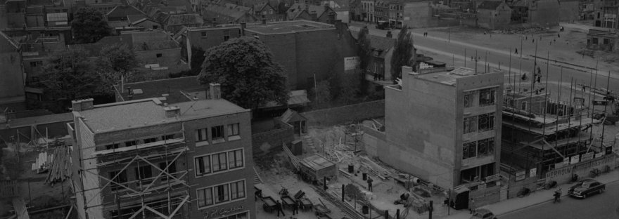 Juwelier Courbois is geopend, andere panden zijn op Plein 1944 nog in aanbouw, foto 1951-1952 (J.F.M. Trum via GN15656 RAN CCBYSA)