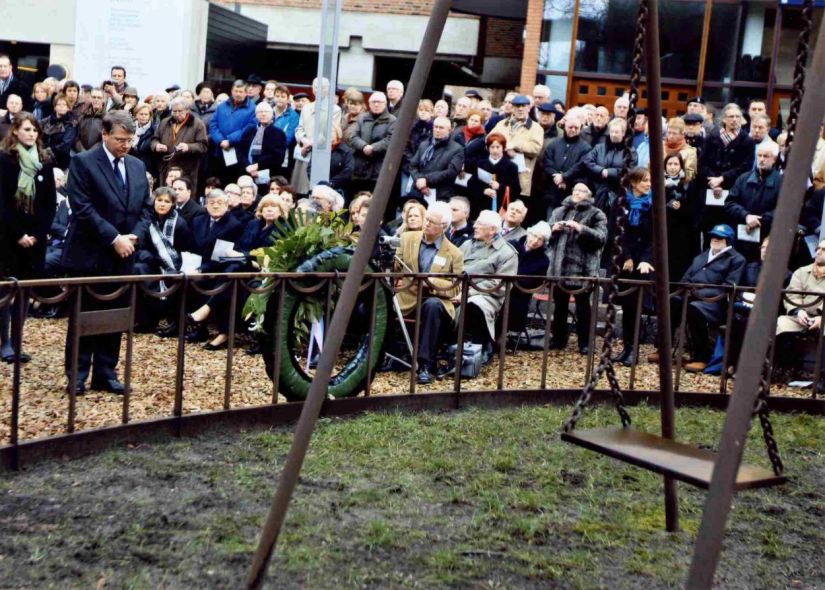 Minister Piet-Hein Donner van Sociale Zaken neemt een ogenblik stilte in acht bij het monument De Schommel tijdens de 65e herdenking van het bombardement door de Amerikaanse luchtmacht, 22/2/2009 (Leo Ijsvelt via F22816 RAN CCBYSA)