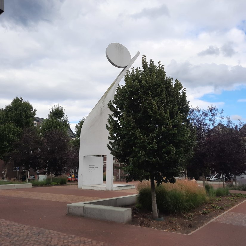 Joris Ivens monument op het vergroende Joris Ivensplein, september 2023
