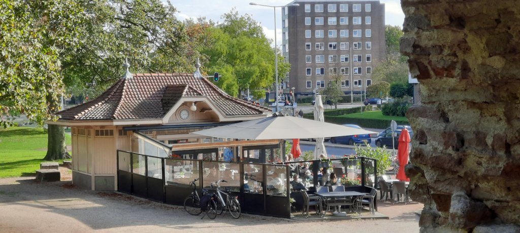 Wachthuis tram, tegenwoordig kiosk (foto okober 2022) Hunnerpark architect Weve