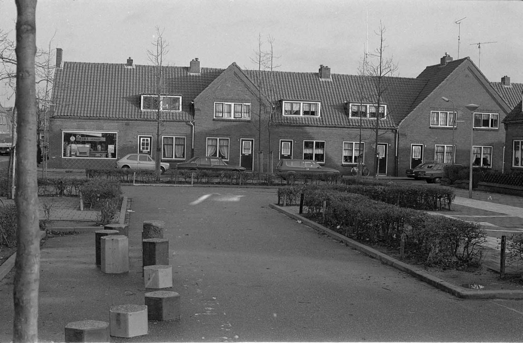 Een aantal woningen op het Maasplein, 25/11/1982 (Ber van Haren via KN13615-6 RAN CC0)