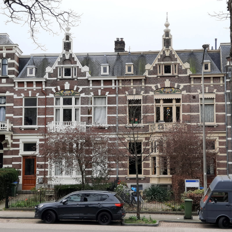 Kronenburgersingel 223 en 225 (vroeger 23 en 25) met tableau JHM gebouwd in 1897 architect Gielen
