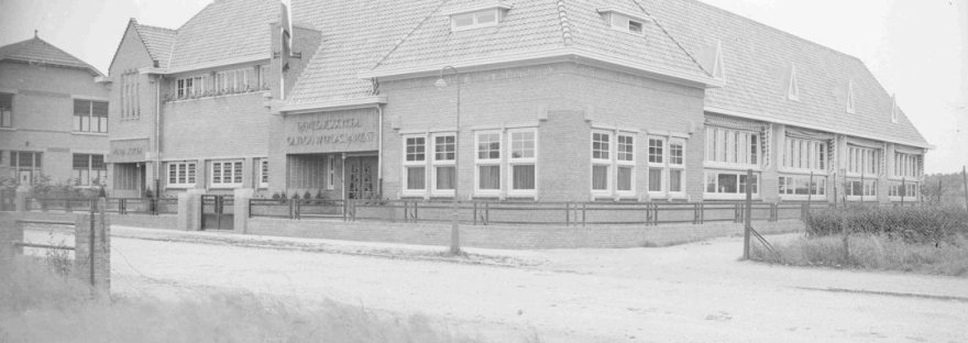 Meisjes, Montessori- en Huishoudschool, architect J.J.M. Jetten 1932, Pater Eijmardweg 15-19, Gemeentelijk Monument