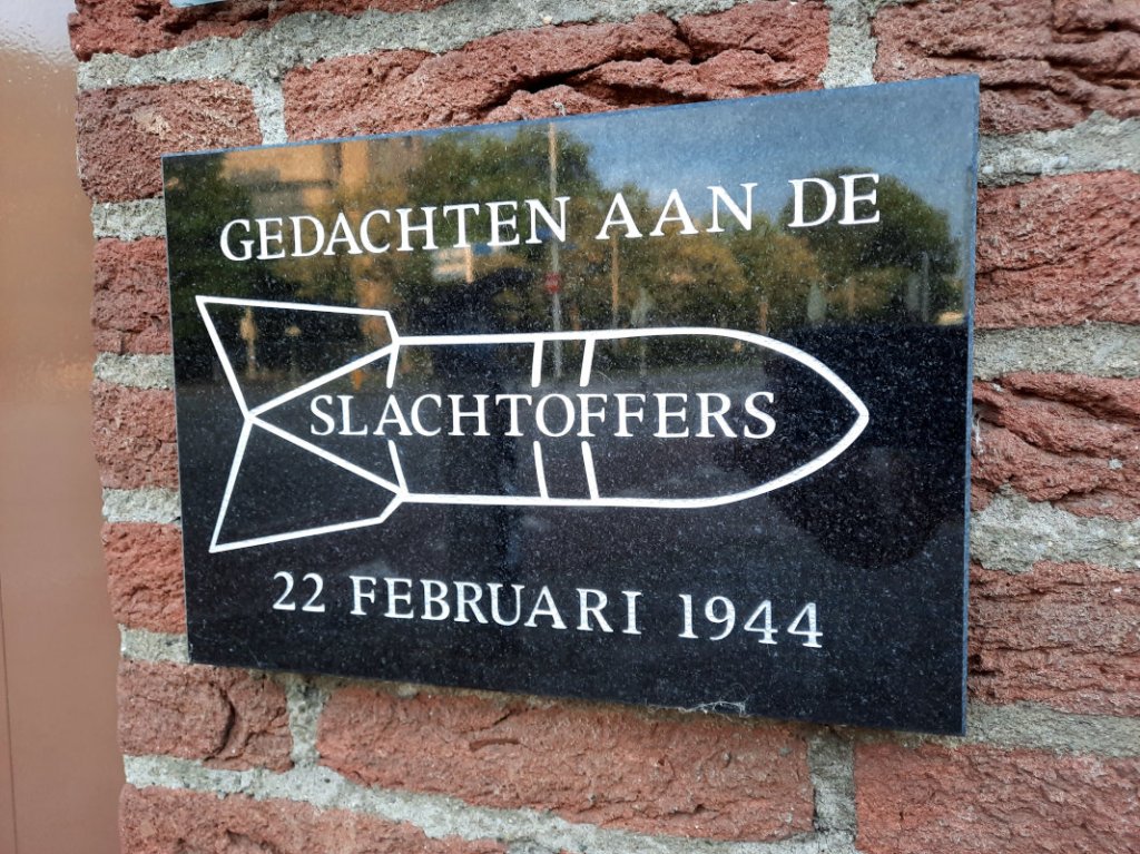 Monument bombardement 22 februari 1944 Krayenhofflaan (juli 2023)
