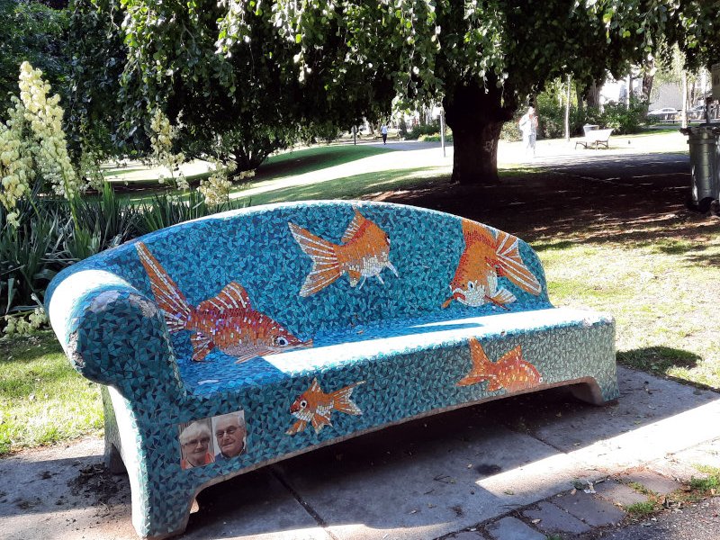 Nestorbank: ontmoetingsplek en eerbetoon aan ouderen in het Kronenburgerpark