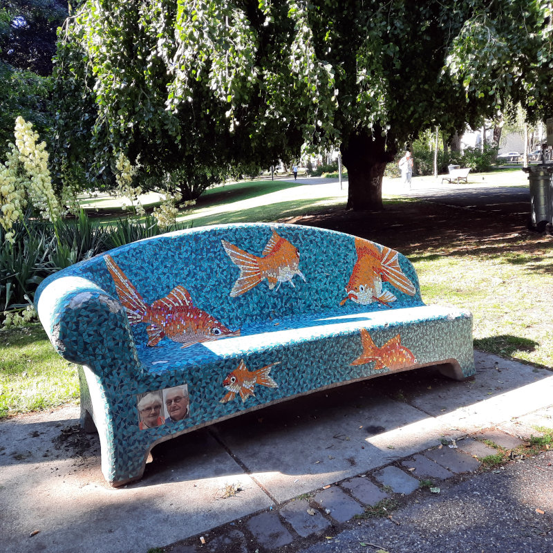 Nestorbank Vissen achter vissenzaak Kronenburgerpark