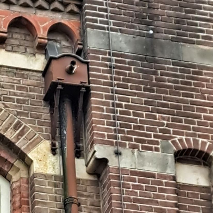 Vergaarbak aan het oude postkantoor, van Broeckhuysenstraat (mei 2025)