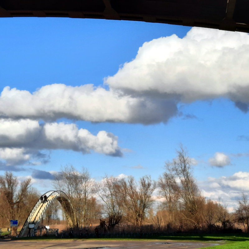 De Ooypoort van onder de Waalbrug met zicht op de Stadswaard/Ooijpolder, maart 2023