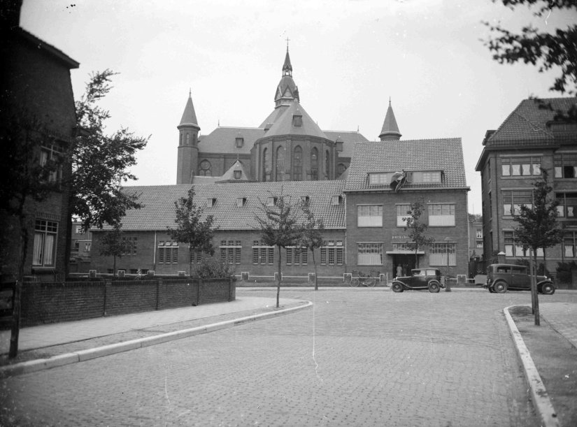 Het parochiehuis "Pius Convict", achter het parochiehuis de Kerk van de H. Antonius van Padua, foto 1935-1940 (GN5861 RAN), architecten Meerman en van der Pijll