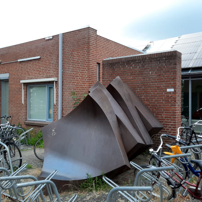 Sculptuur Gerard Walraeven 1977 aan de Tweede Oude Heselaan 386