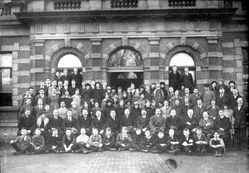 Leraren en leerlingen van het Stedelijk Gymnasium t.g.v. de huldiging van Dr. Sormani, Kronenburgersingel 73, 1924 (L66091 RAN)
