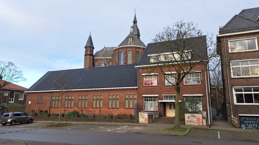 Voormalig RK Parochiehuis Van Slichtenhorststraat 81 (december 2024)