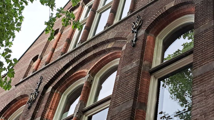 Een omlaaghangende en een nog hangende W op het postkantoor van Schevichavenstraat (mei 2025)