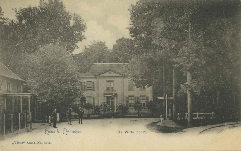 Straatbeeld, met buitenplaats 'De Witte Poort' aan de Dennenstraat, gesloopt in 1925 ten behoeve van de bouw van het nieuwe St. Dominicus-College. Links, koffiehuis/café 'van Gemert aan de Brouwerij', 1902-1904 (Vivat via F16100 RAN)