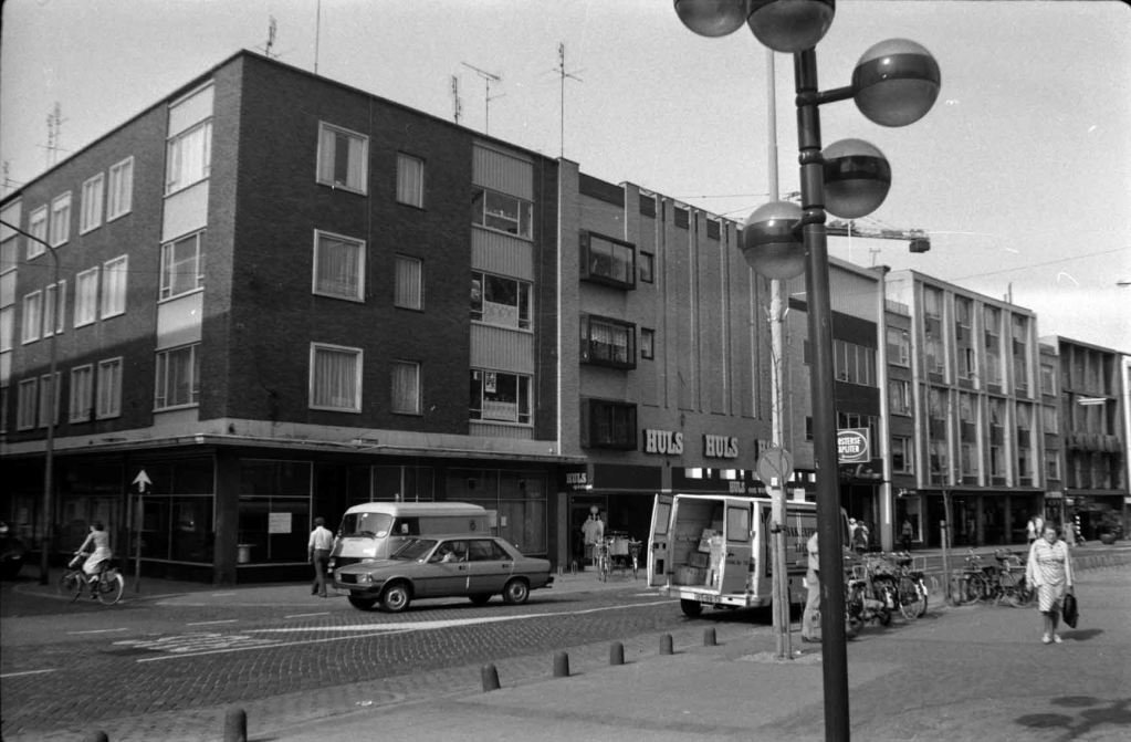 In het midden het Warenhuis Huls (in het pand van de Bijenkorf) ; links (op de hoek met de Marienburgsestraat) het voormalige pand van het Warenhuis Van der Borg en geheel rechts het Scala-theater, mei 1981 (Ber van Haren via KN13349-13 RAN CCO)