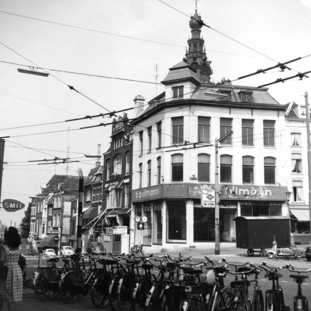 Het pand van kunsthandel B. Pollmann, vlak voor de afbraak. Op die plek is de Raiffeisenbank gebouwd, 1967 (F86446 RAN)