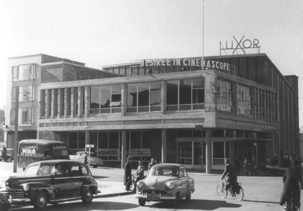 Het Luxor-theater, rechts de Doddendaal, 1955 waarschijnlijk rond de opening. Architecten Meerman en Jansen (Commissariaat Politie Nijmegen Afd. Fotografie F31806 RAN CCO)