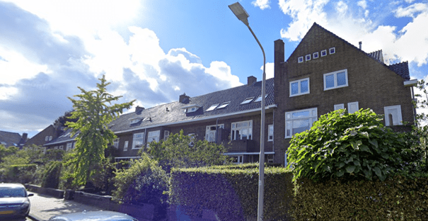 Blok Madoerastraat 2 t/m 24, Nijmegen. Madoerastraat gezien vanaf hoek Celebesstraat, huis op de voorgrond is nummer 2, september 2022 (Google Streetview) architecten Meerman van der Pijl