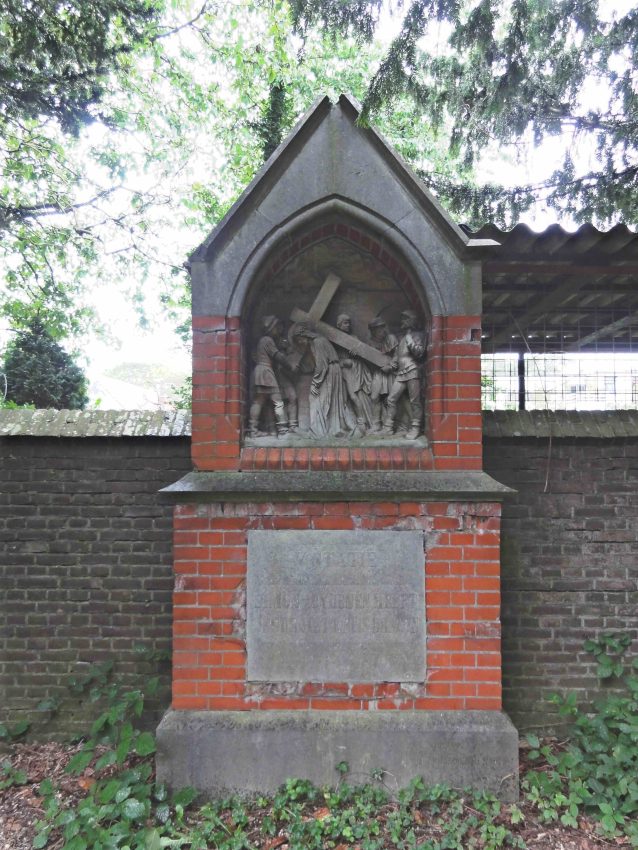 Rijksmonument 522945 begraafplaats, kruiswegstatie V (Simon van Cyrene helpt Jezus het kruis dragen), Daalseweg 198, 2010 (Henk van Gaal via DF833 RAN CC0)