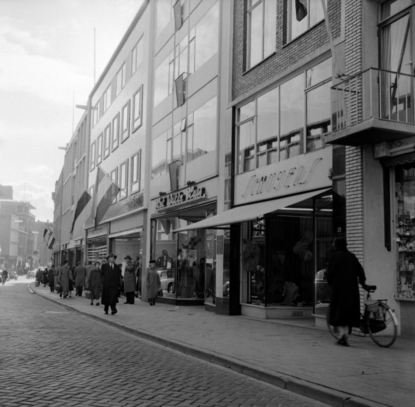 Het nieuwe pand van de Dameskledingzaak "Maison de Nouveautés", aan de Broerstraat 40, met rechts "het Witte Huis" in 1955 (VN21292 RAN)