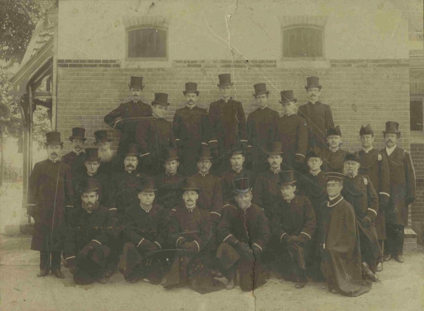 Een groep doodgravers (suisses en kosters) bij de begraafplaats aan de Daalseweg; de bovenste rij, tweede van links: Jozef Schippersheijn; meest links op de hoek Rijn Schippersheijn; rechts op de hoek Jan van Wijk; links naast Van Wijk de suisse van de St. Petrus Canisiuskerk (Molenstraatkerk) Th. Janssen en P.van Oosterhout van de St. Dominicuskerk ; voor suisse Th. Janssen staat Stal, suisse van de St. Augustinuskerk en daarnaast links Geertsen van de St. Franciscuskerk aan de Doddendaal, 1920 (F66754 RAN)