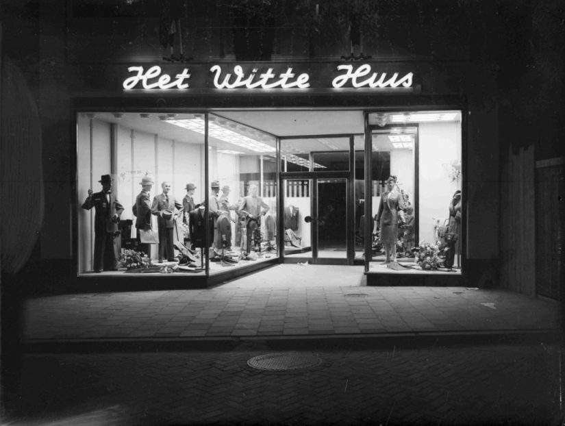 De etalages van "Het Witte Huis" aan de Broerstraat 32, ter gelegenheid van de opening van dit nieuwe pand; 1953 (GN3849 RAN)
