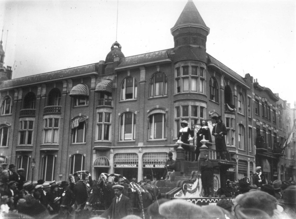 Foto uit 1923; op de hoek is het (inmiddels?) sigarenzaak "House Bouqet"; Foto Historische optocht bij gelegenheid van het 25-jarig Regeringsjubileum van koningin Wilhelmina. Op de achtergrond de sigarenzaak "House Bouquet",
6/9/1923 (F51779 RAN)
