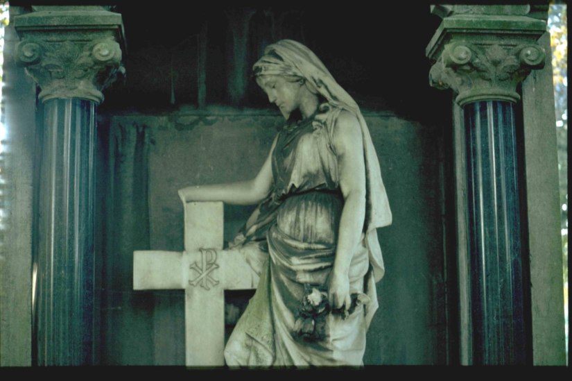 Beeld van treurende vrouw in de grafkapel van Carolus B.E. Veerkamp (1850-1902), Juliana F.B. Veerkamp- Dees (1818-1891) en Elisabeth A.M. Veerkamp - Terwindt (1853-1904) op de begraafplaats Daalseweg, augustus 2000 (Nico van Hoorn via D855 RAN CC0 tevens Auteursrechthouder)