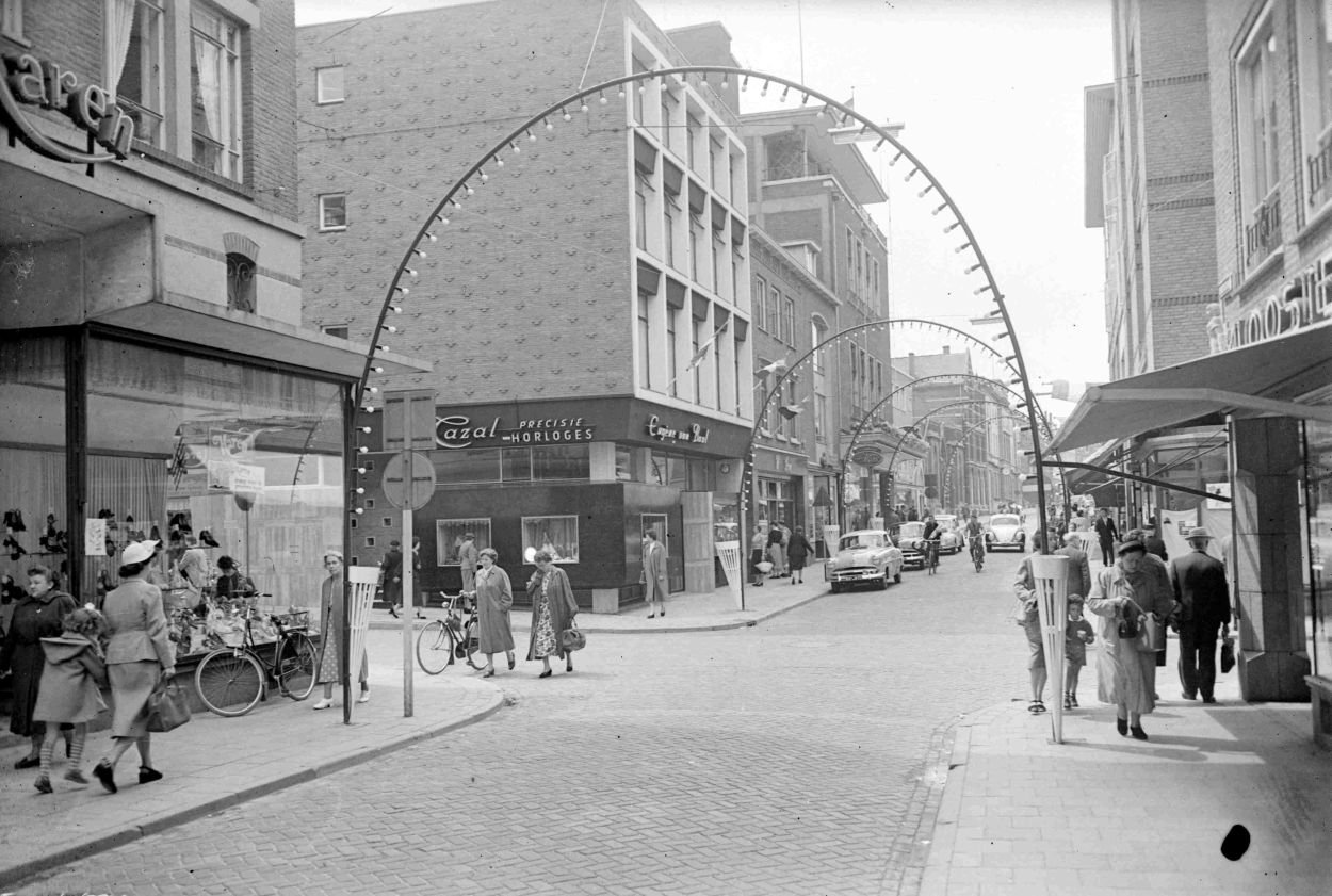Vanuit de Broerstraat in de richting van de Molenstraat, links op de voorgrond de Pauwelstraat; 1955 (GN3909 RAN)
