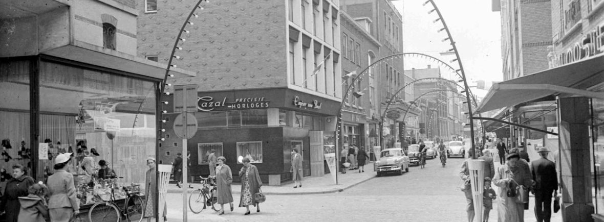 Vanuit de Broerstraat in de richting van de Molenstraat, links op de voorgrond de Pauwelstraat; 1955 (GN3909 RAN)