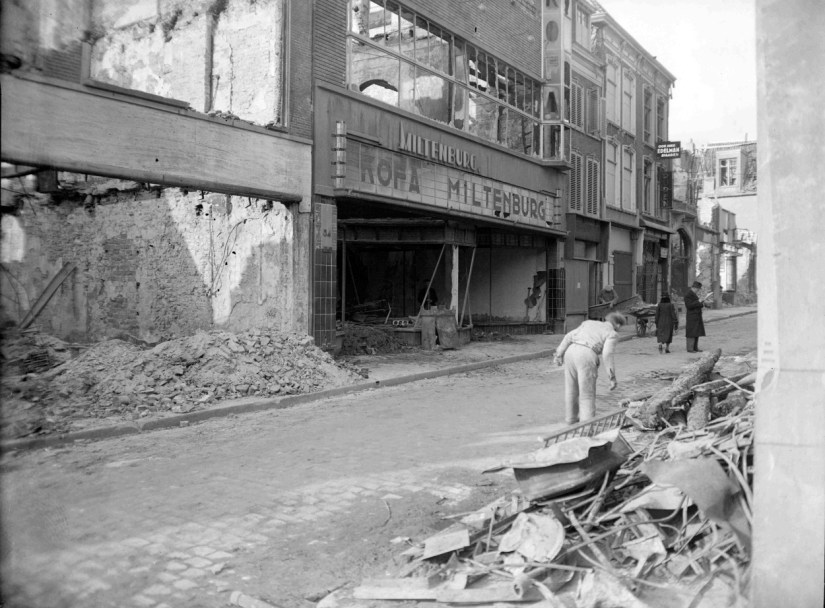 Het getroffen pand van Miltenburg (Kofa) de nrs.: 50 tot 54, aan de Broerstraat; maart 1944 (GN3820 RAN)