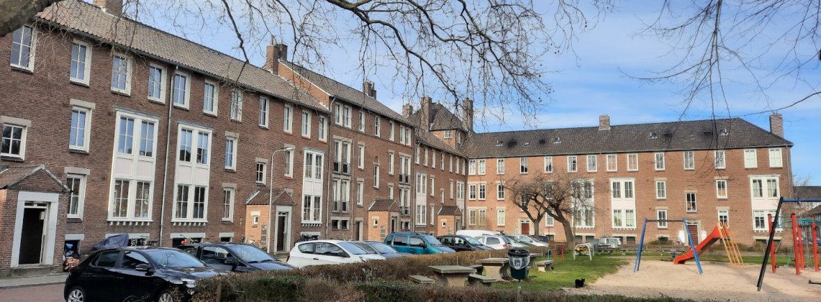 Pieter Postplein met poortgebouw. Waar vroeger een grasveld lag, ligt nu een speelplaats. Architecten Evers en Sarlemijn