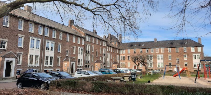 Pieter Postplein met poortgebouw. Waar vroeger een grasveld lag, ligt nu een speelplaats. Architecten Evers en Sarlemijn