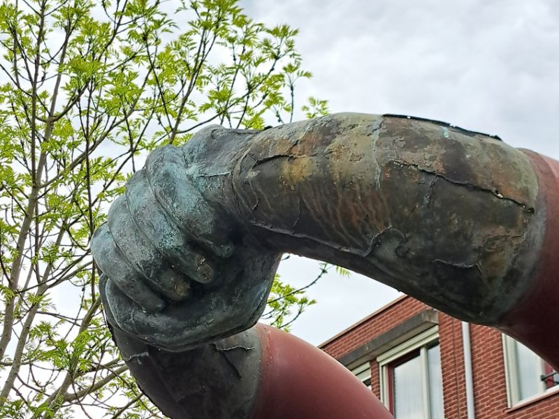 Beeld Samenwerking: symbool van samengaan oude en nieuwe bewoners&nbsp;Wolfskuil