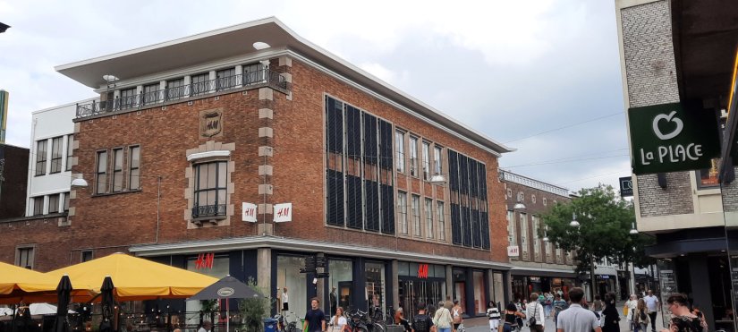 Voormalig Peek en Cloppenburg, architect Heldoorn. Nu H&M (juli 2023)