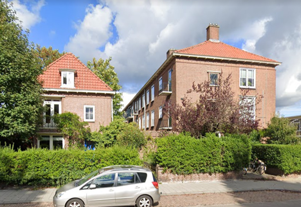 Archipelstraat 274 met daarnaast de appartementen van de Molukkenstraat, september 2022 (Google streetview) architect Kuipers
