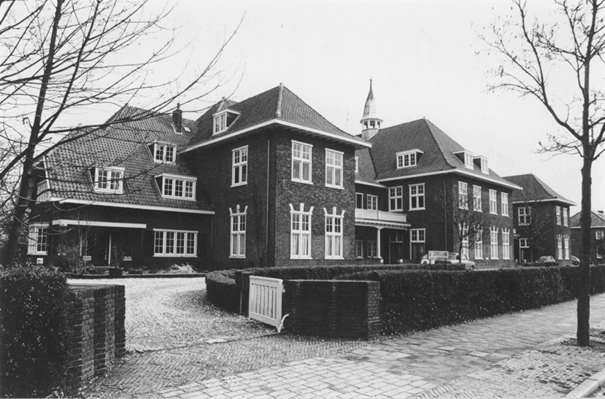 Het internaat voor leerlingen van de kweekschool de Klokkenberg, later internaat voor schipperskinderen, thans particuliere woonzorglocatie De Sterreschans onderdeel van de landelijk werkende woonzorg organisatie Domus Magnus. Het pand daterend uit 1926-1927, ontworpen door de architect H.A. Pothoven, is een gemeentelijk monument, 1977 (Jan Cloosterman via F34349 RAN)