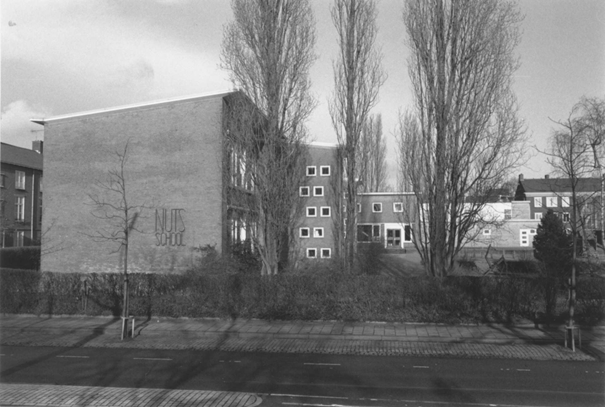 De Nutsschool, gezien vanuit de Archipelstraat. Portiekschool, ontworpen in 1959 door Frans Martinus Oswald (1907-1966) .Vanaf 1997 een fusie van de Nutsschool met de Basisschool De Buut en werd het De Blauwe Buut (tot 2016), 1991 (Ton Opsteegh via F28255 RAN CC-BY-SA)
