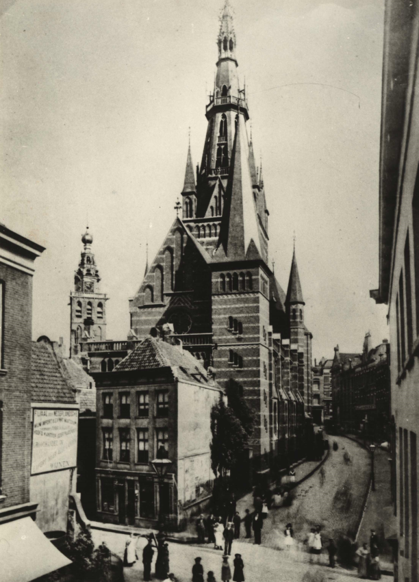 De St. Augustinuskerk, gezien vanuit de Bloemerstraat in de richting van de Korte Hezelstraat (thans Stikke Hezelstraat), architect Cuypers, gedateerd 1890-1895 (F12330 RAN)