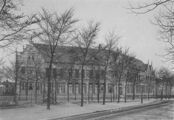 De Gemeentelijke Hogere Burgerschool (HBS) met links de Stieltjesstraat, 1900 (F19580 RAN) architect Weve