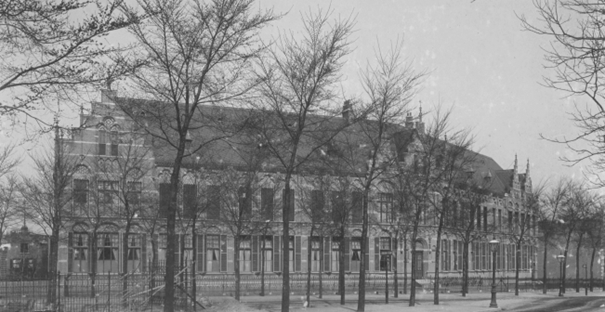 De Gemeentelijke Hogere Burgerschool (HBS) met links de Stieltjesstraat, 1900 (F19580 RAN) architect Weve