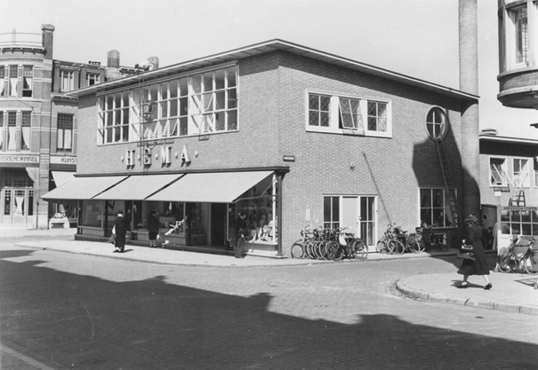 Het noodpand van de HEMA; geheel links de Oostersche Winkel (Van Broeckhuysenstraat 16), gedateerd 1952 (Nol Roozeboom via F58612 RAN CC-BY-SA)