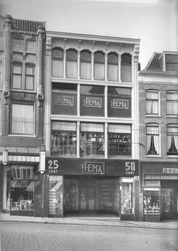 De Hema; rechts de herenmodezaak van L.J.J. Boers (adres Stikke Hezelstraat 1), gedateerd 1935 (F67233 RAN)
De Hema; rechts de herenmodezaak van L.J.J. Boers (adres Stikke Hezelstraat 1), gedateerd 1935 (F67233 RAN)