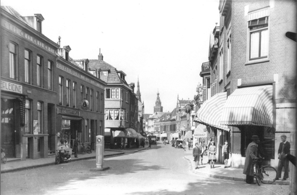 Rechts Bakkerij de Postduif; Gezien vanuit de Van Schevichavenstraat. Rechts de Van Broeckhuysenstraat. Links van het midden de Tweede Walstraat, datering 1938-1940 (F2567 RAN) architect Arntz