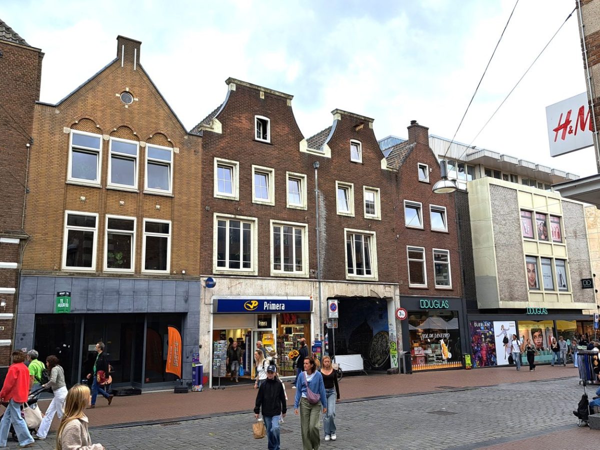 De eerste nieuwe winkel van de Burchtstraat: Van den Hoven architect&nbsp;Treur