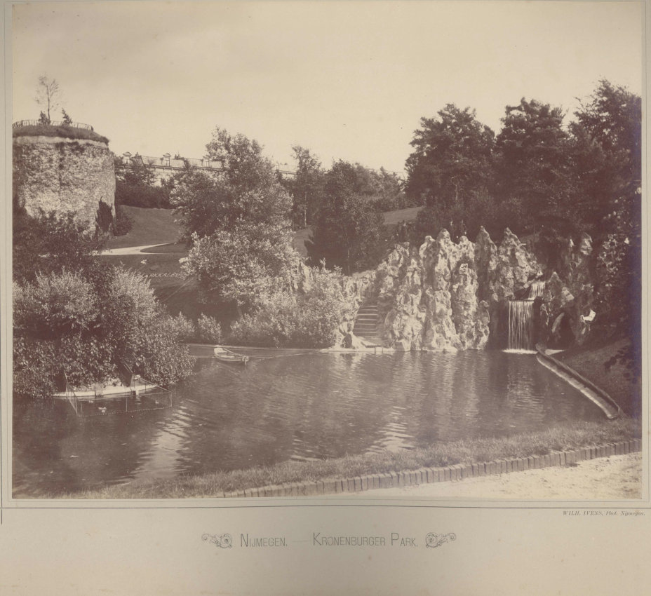 grot en waterval Kronenburgerpark, Wilhelm Ivens, 1895 (F65800 RAN)