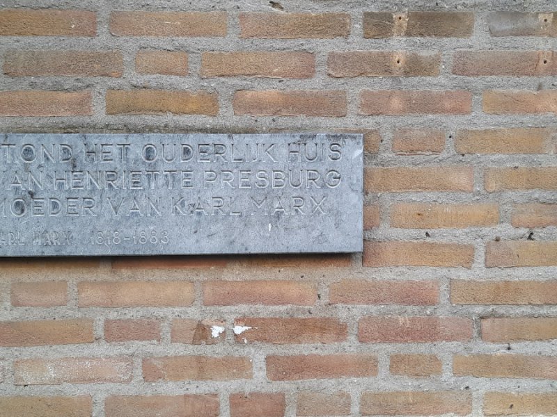 Plaquette Henriette Presburg en de lege&nbsp;plaquette