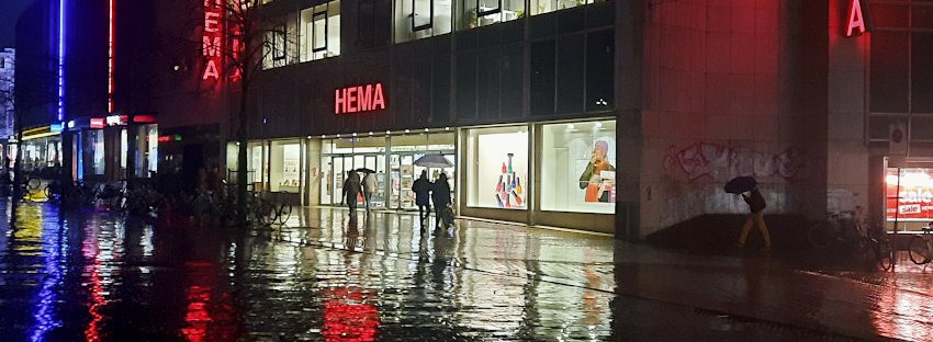 Hema Grote Markt Nijmegen bij regen, architect Elzas