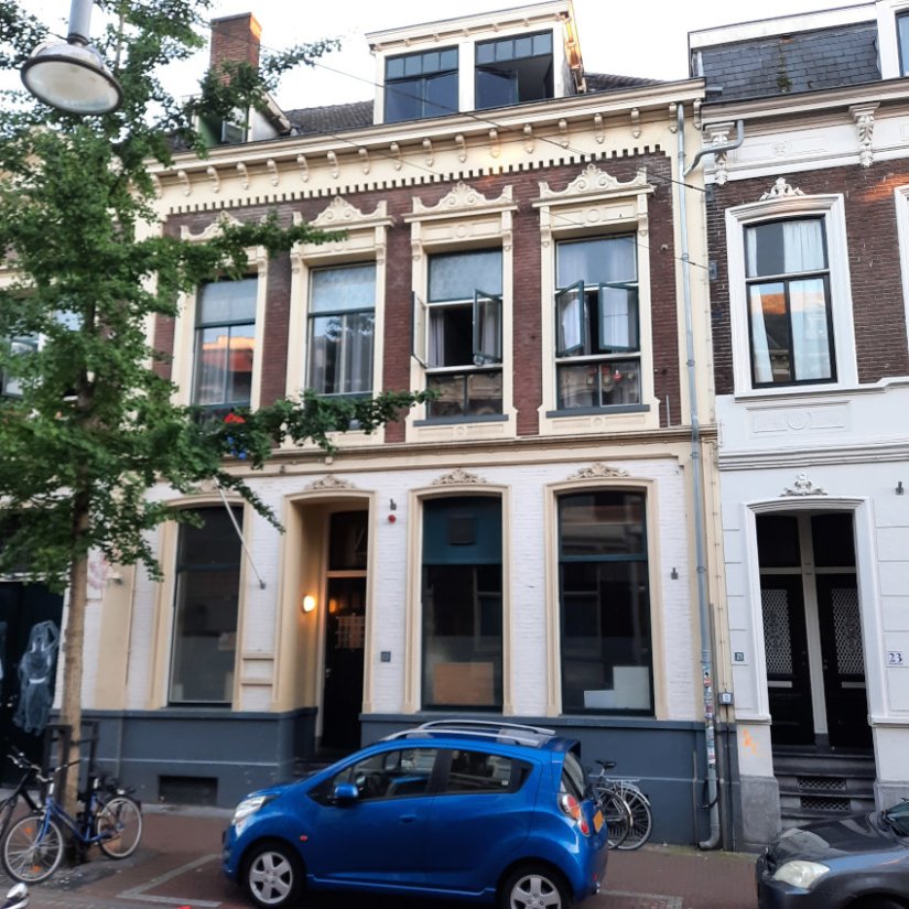 In de Betouwstraat 17 19 architect van den Boogaard 202309. Het valt nu nauwelijks meer op dat de nummers 17 en 19 bij elkaar horen. Architect van den Boogaard 1883