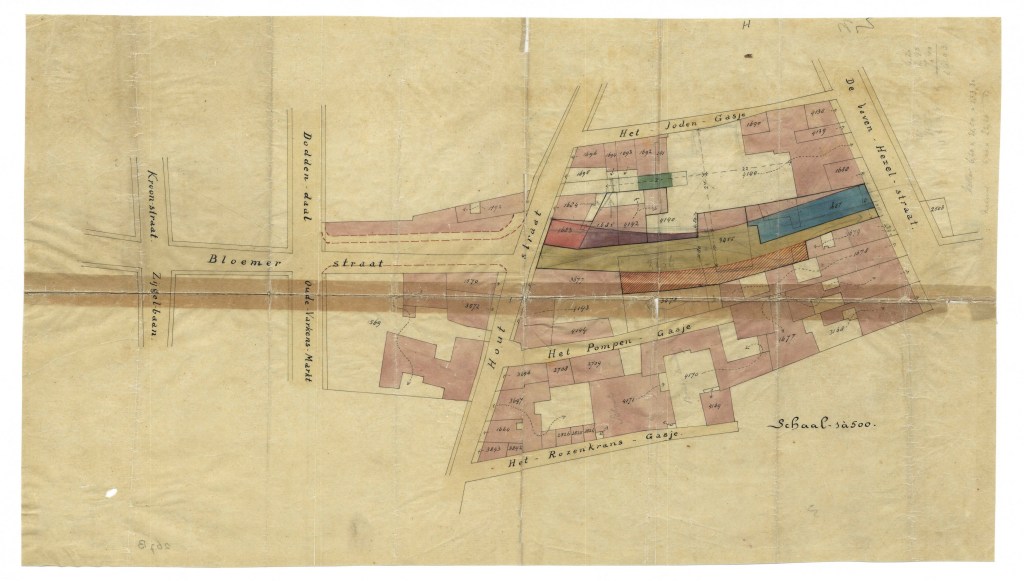 Aanleg van de Augustijnenstraat en verbreding Bloemerstraat; 1/1/1883-31/12/1883 (KPU-267B RAN) Annotatie: 1883, 10 November. Aankoop van het bestuur der R. K. Augustinuskerk, voor f.75,000, der perceelen noodig tot het aanleggen van den 10 M. breeden straat, tusschen de Korte Hezelstraat en de Bloemerstraat, zijnde een huis aan de Hezelstraat, een aan de Houtstraat, benevens de kerk met pastorie en aangrenzend open terrein. Hier werd de Augustijnenstraat aangelegd. 1886, 16 Februari. Er wordt een aanvang gemaakt met het afbreken van de pastorie der voormalige Augustijnenkerk en daarmede ook met het aanleggen der tegenwoordige Augustijnenstraat. De O.-zijde dezer straat werd in 1887 met winkelhuizen bebouwd.